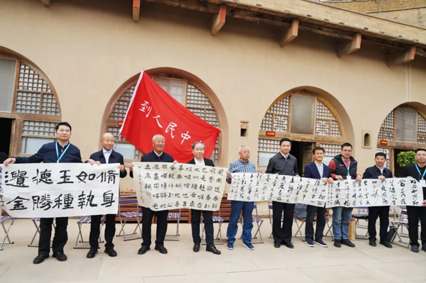 專委會委員代表向米脂縣委、楊家溝革命紀念館及三位勞模贈送書法作品