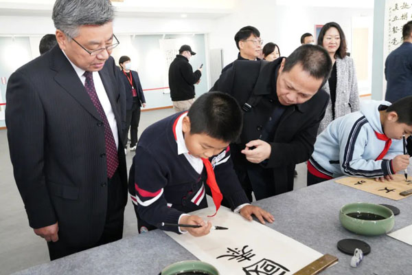 書法家指導孩子們書法創作